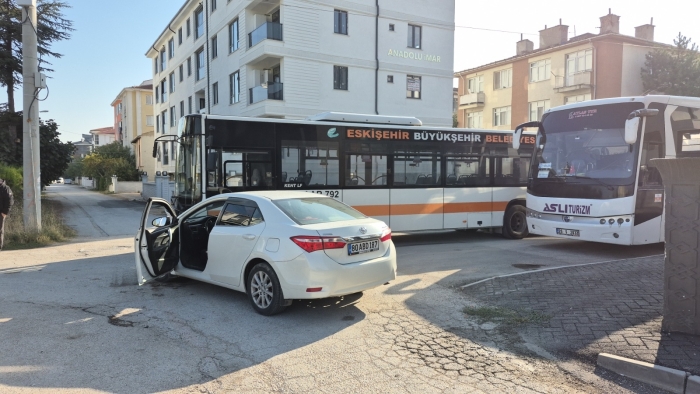 Okul yakınında belediye otobüsü ile otomobil çarpıştı: 2 öğrenci yaralandı